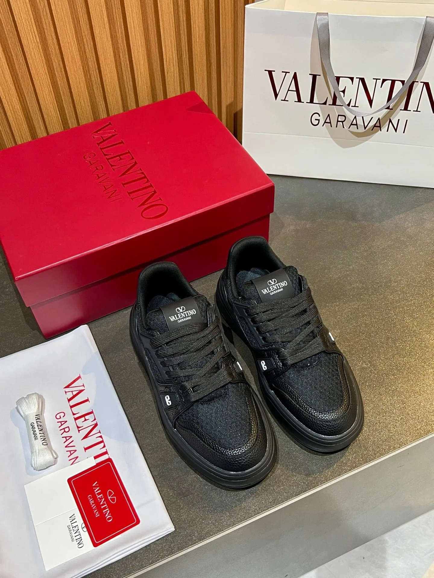 Men's men's shoes 💰640 VLNT Valentino 𝑶𝒏𝒆𝑺𝒕𝒖𝒅 Couple's sneakers series Valentino 2025 latest couple's sneakers, same style for celebrities, hot sale. Original ZP purchase and dismantling. Repeated pattern making and modification. Trying to restore 1:1 original version! Top luxury masterpiece, soft and comfortable, breathable and light, combines fashion and leisure, brings excellent and elegant texture and excellent on-foot comfort. Top purchasing version upper: imported high-end breathable mesh/original oil edge craftsmanship. Inner: imported mesh. Outsole: original development 𝐓𝐏𝐔 two-color combination outsole. Packaging: original configuration complete package. Code number: 35/44 (customized 45 46). Can be customized (self-labeled - no label) order.